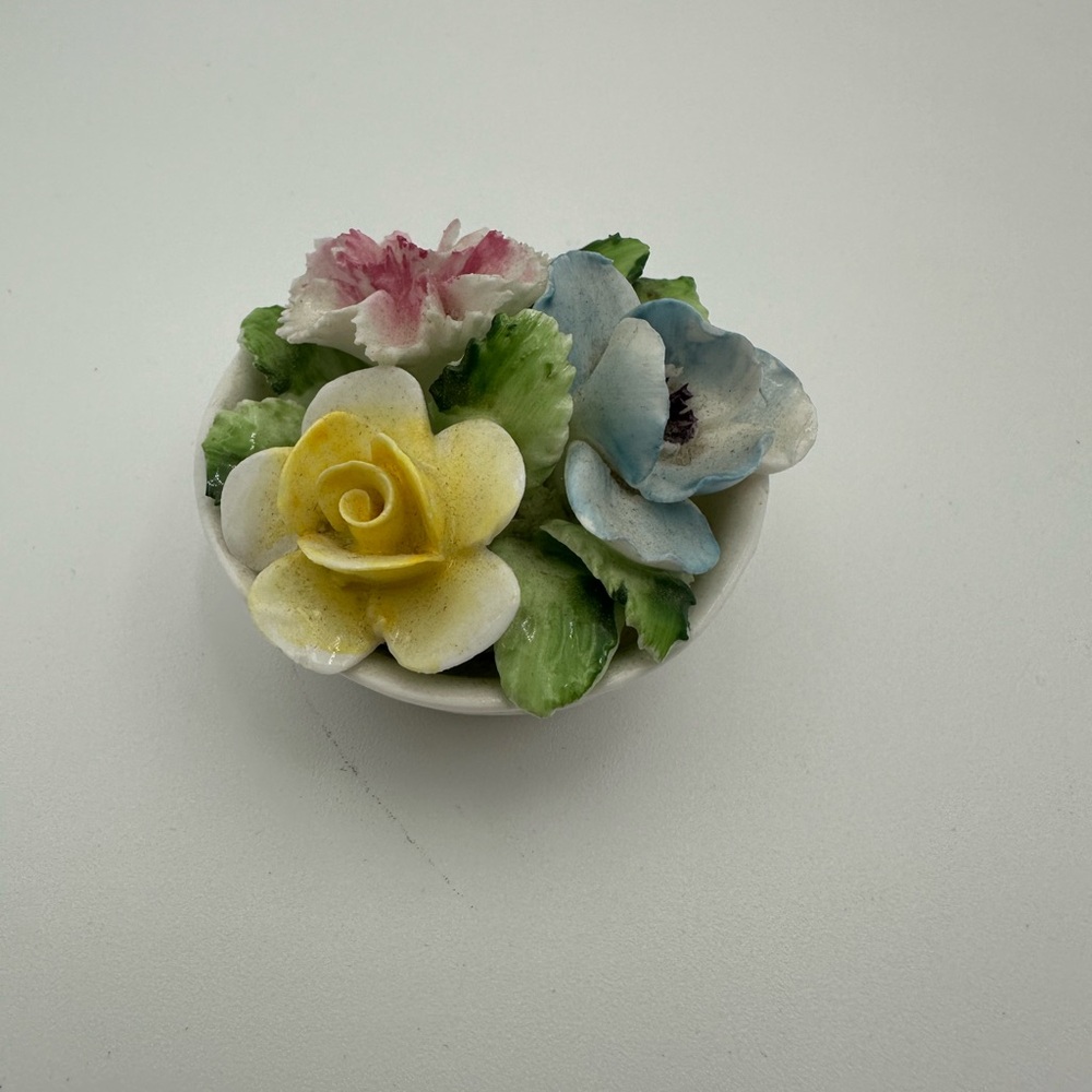 Vintage Royal Doulton Bone China Porcelain  Bouquet Basket Made In England 2”